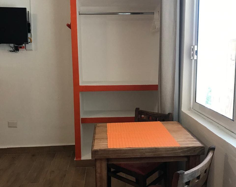 Affordable-Zona-Romántica-Studio-table