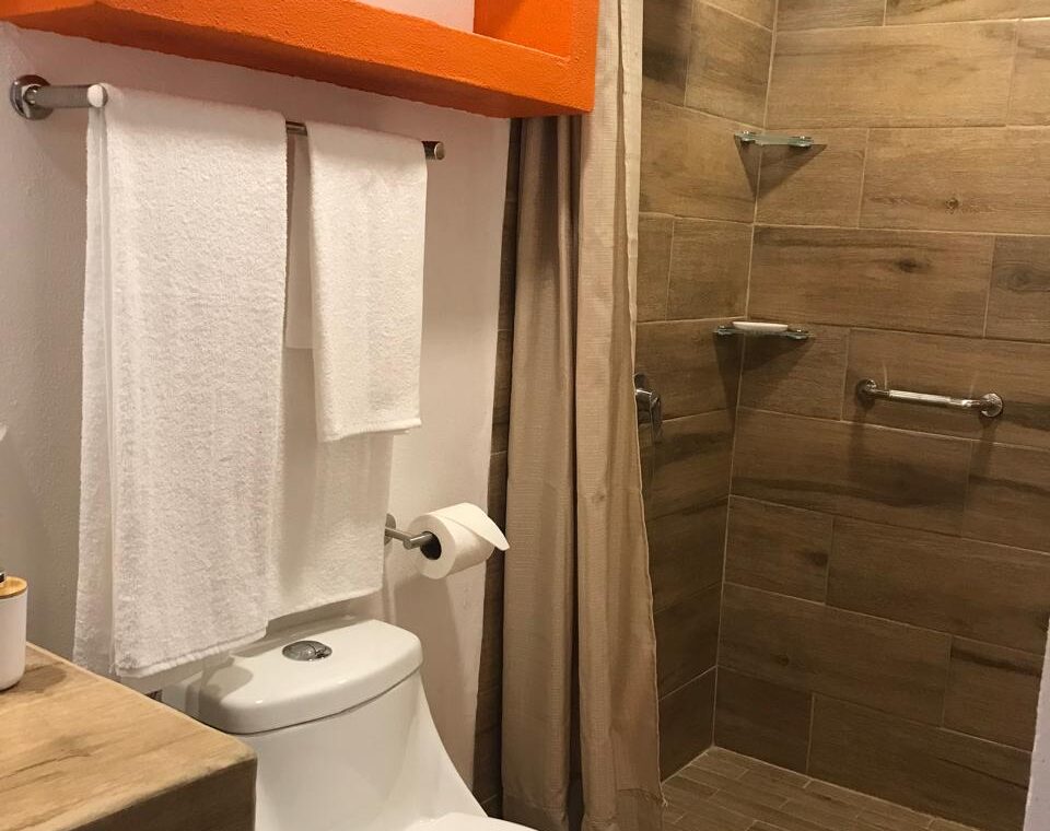 Affordable-Zona-Romántica-Studio-bath