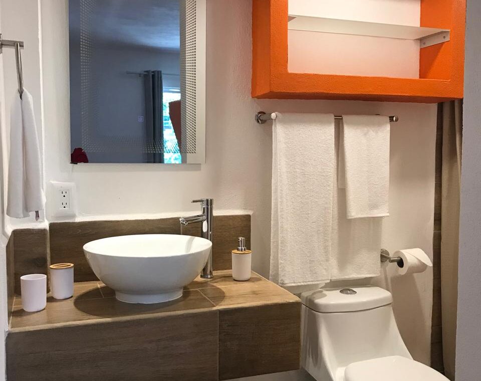 Affordable-Zona-Romántica-Studio-bath